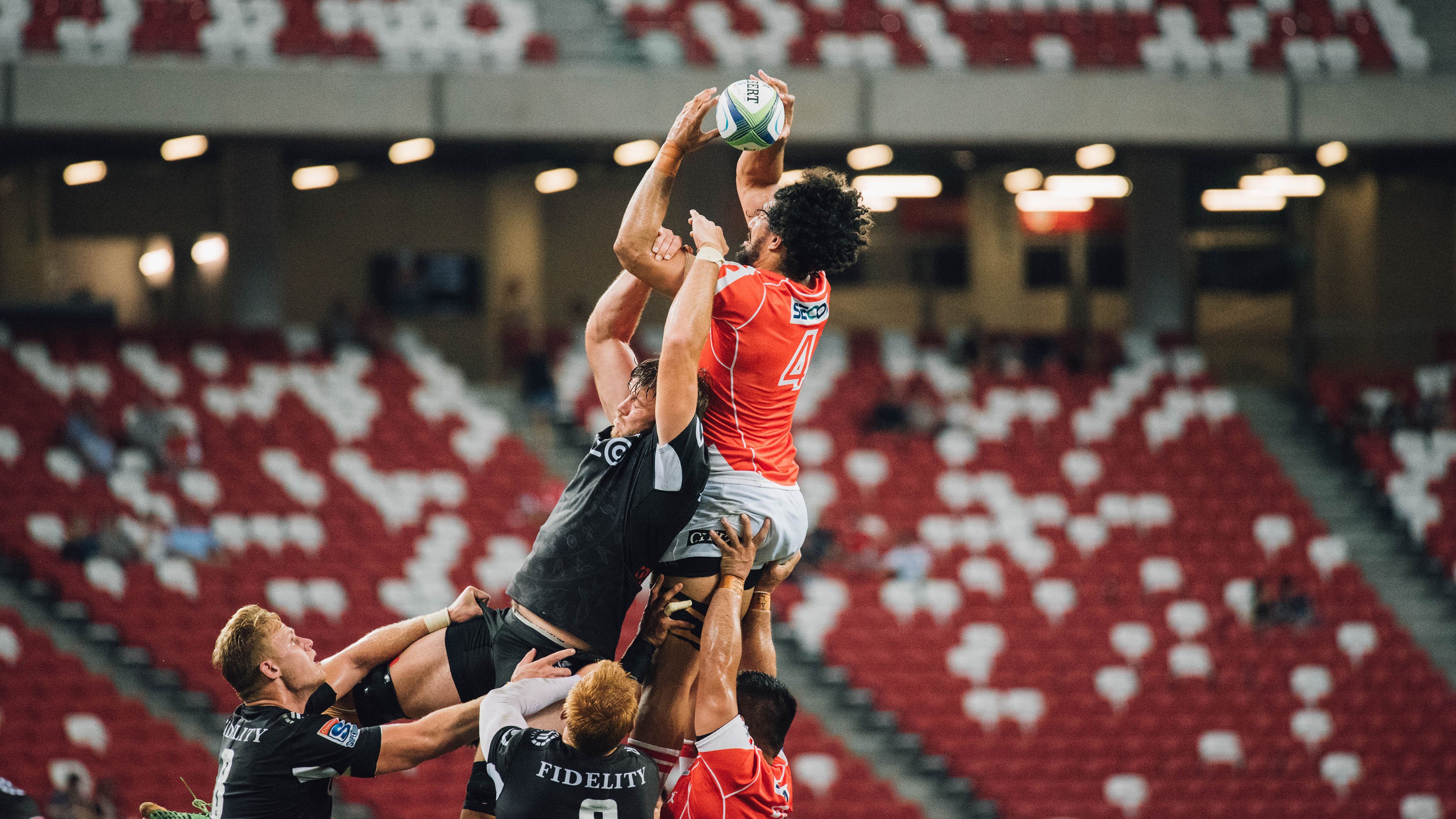 篮网助教鼓励球员保持训练节奏不断精进,篮网助理教练组